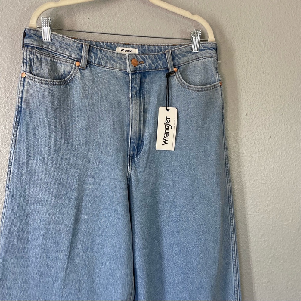 NEW Wrangler High Rise Barrel 652 Jean in Light Blue Wash Bluestone size 32 - Picture 3 of 10